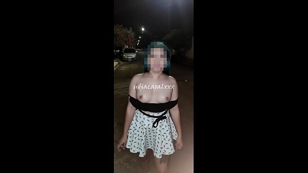 gozando nos peitos no meio da rua