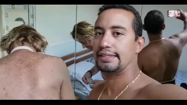 Coroa Gostoso Demais Que Sabe Dar Um Trato Numa Vara Grossa ! Tirou A Dentadura Pra N&atilde;o Arranhar A Vara E Engoliu Tudo ! thumbnail