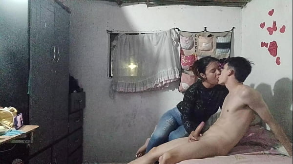 Hijastro voy a poner el celular a grabar espero te relajes y te dejes chupar el pene como si siempre has querido claro que si madrastra chupame mi gran verga sub espanol