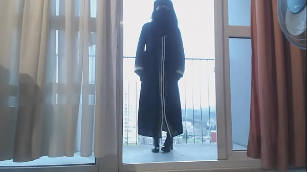 Play MP4 - musulmane voil&eacute;e sort ses seins sur le balcon
