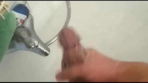 Pauzudo punhetando antes do banho 