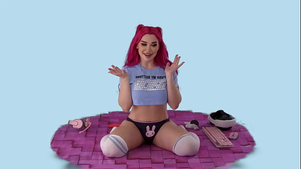 Nonton Lily Lou Uses Her Headset Controller As A Dildo thumbnail