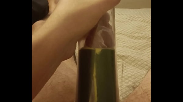 Bomba peniana com masturbador caseiro