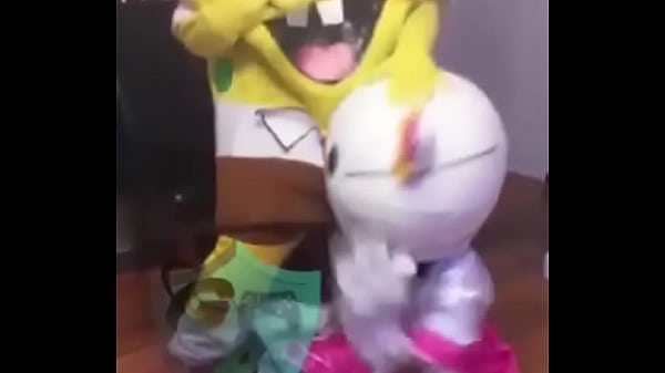 Bob Esponja botando Hello Kitty pra mamar