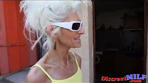 Nonton Three Guys On Anorexic Granny thumbnail