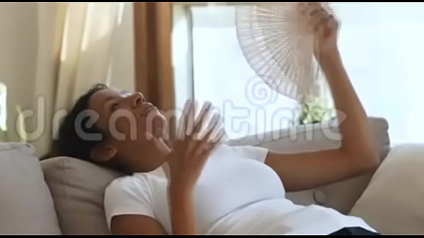 une fille qui a chaud 