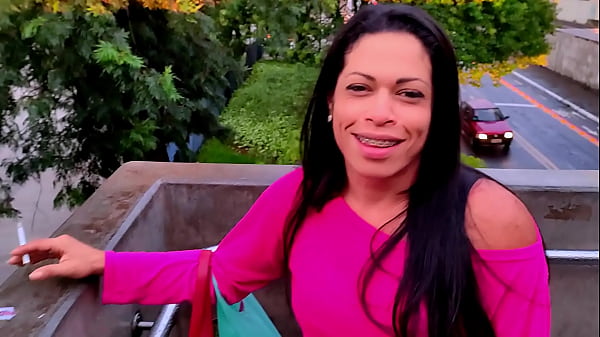 Comprei uma alian&ccedil;a de namoro de dez reais para morena e ela n&atilde;o acreditou