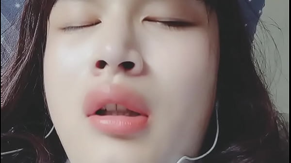 中国伪娘宿舍床帘内自慰淫叫