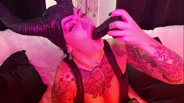 Play MP4 - Hot deep throat from lustful gothic Succubus girl