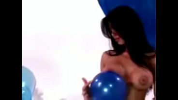 Modelo dan&ccedil;ando at&eacute; ficar totalmente nua 