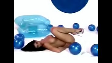 Modelo dan&ccedil;ando at&eacute; ficar totalmente nua