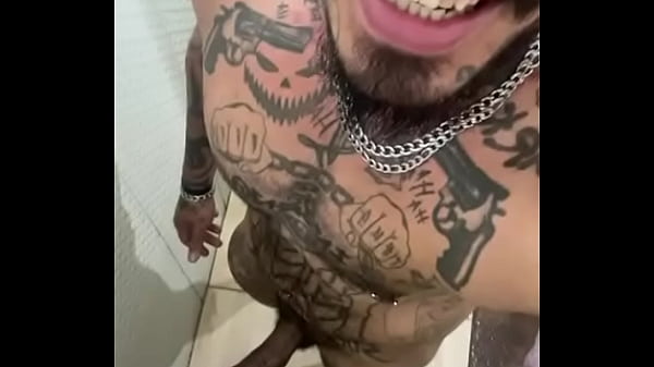 Tomando banho para atender um casal