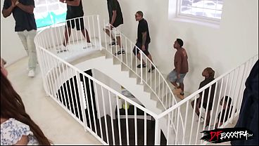 Nonton Lilith Has A Really Cool Husband. She's Been Wanting To Do A Blowbang With Black Men, And Today She Got This Very Special Gift From Him! thumbnail