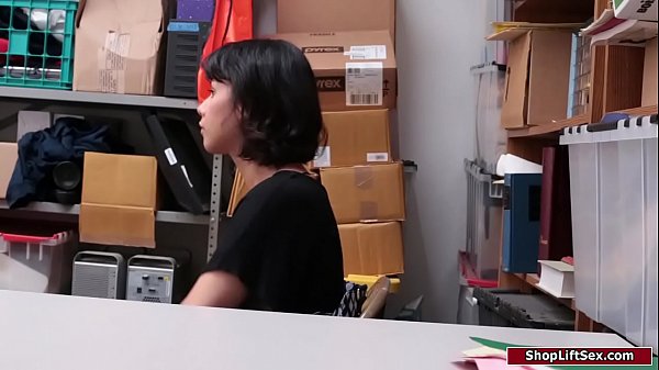 18yo latina shoplifter fucks officer to get her way out 