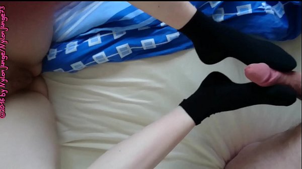 Mit bestrumpften F&uuml;&szlig;en macht sich die Junge Frau daran mit meinem Schwanz zu spielen und ihn zu massieren 