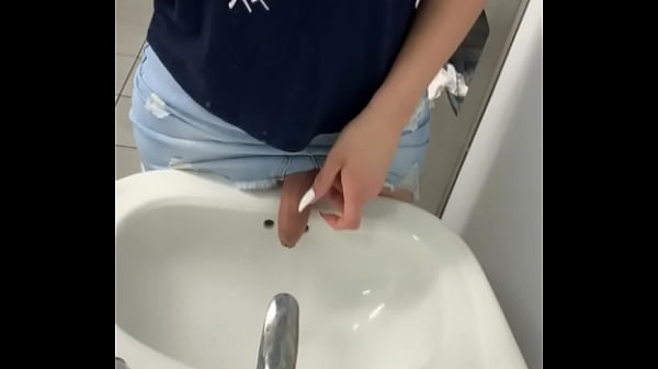 Play MP4 - Tranny peeing