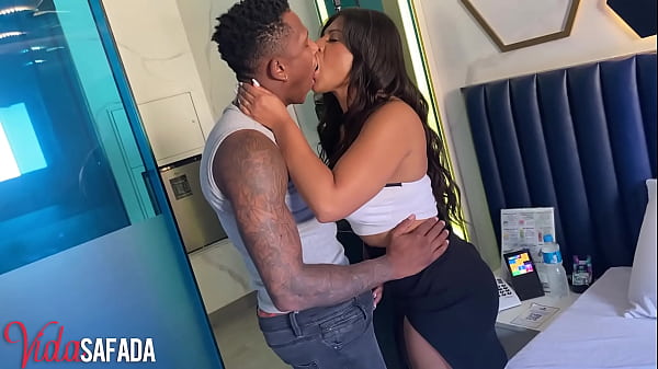 Eu e minha esposa dando pro negro dotado no motel 