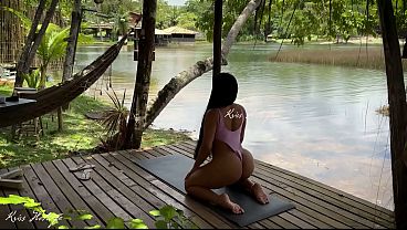 Fazendo Yoga com meu mai&ocirc; todo socado na minha bucetinha, me exibindo bem puta para os vizinhos 