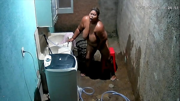 Camera escondida Vizinha se masturba_no quintal de casa e seuvizinhoa observa pela_câmera_Escondida