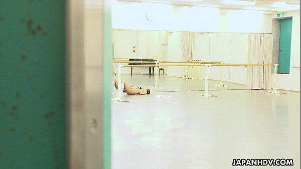 Play MP4 - Asian ballerina has an itch she has to rub