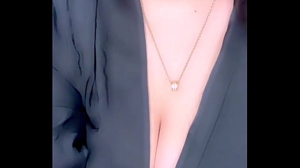 Safadinha brincando de mostrar o peito no app tango nonude 