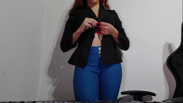 Joi jefa hace que te corras en sus tetas en video llamada
