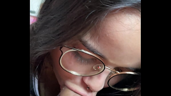 Play MP4 - A novinha do olho azul fazendo boquete profundo e desleixado no pau grande do Wellington Prado