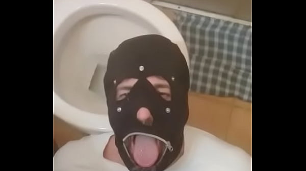 Lav&iacute;nia  realizando  a fantasia  do cliente  fazendo  chuva dourada 