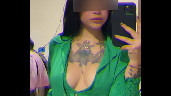 Puta tatuada de grandes tetas