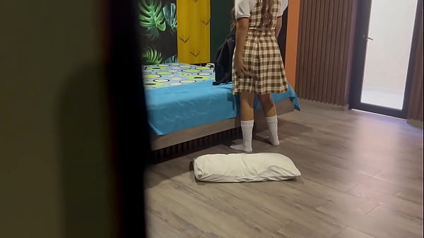 Nonton Pervertido Caliente Sorprende A Nalgona Con Uniforme Escolar Es Follandose El Culo Y Se Masturba Hasta Terminar Con Una Enorme Corrida En El Suelo thumbnail