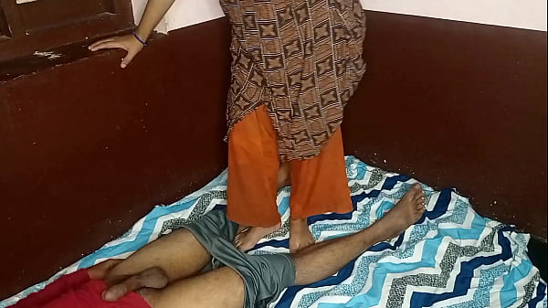 Play MP4 - फुट फेटिस और फेस सिटिंग के बाद सौतेली माँ का चुदाई ट्रीट