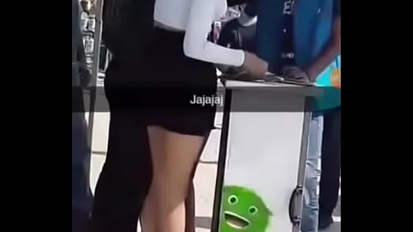 Morrita de movistar en minifalda 