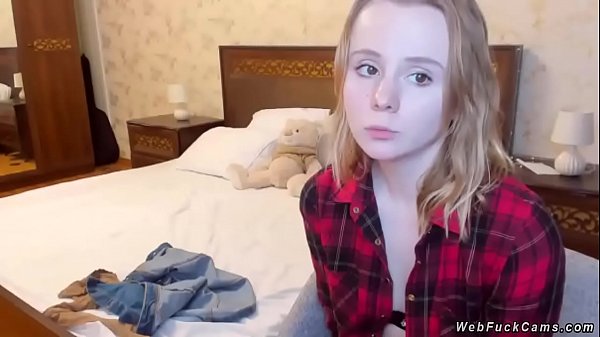 Play MP4 - Amateur teen camgirl in bra and shirt