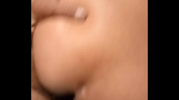 D&aacute;ndole en 4 a mi esposa. Me muestra su hermoso culo negro 