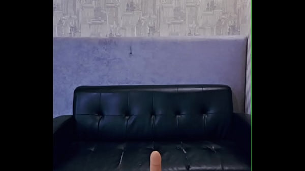 黑丝袜办公室女郎用假屌肛交 thumbnail