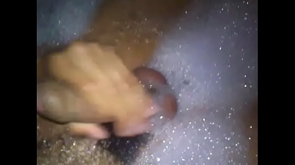 Masturbandome en la ba&ntilde;era 