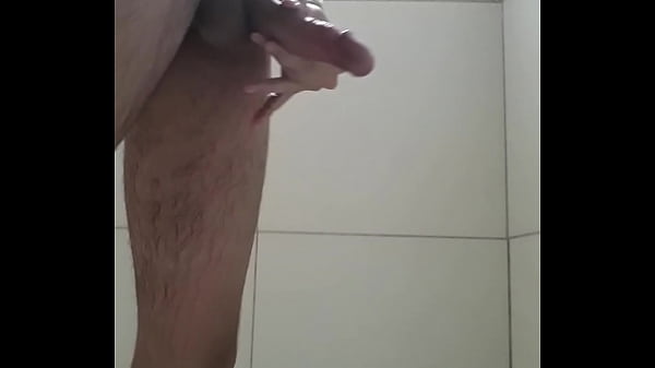 Play MP4 - Novinho virgem batendo punheta