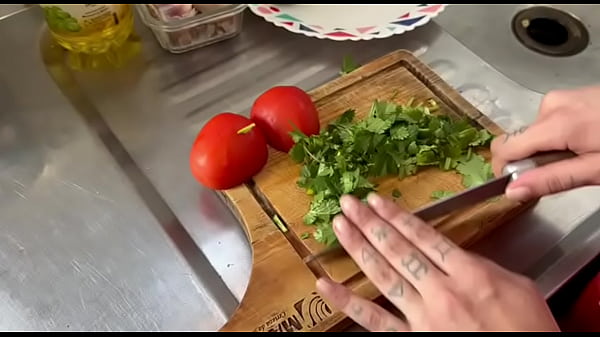 Cheguei do quartel e ela estava fazendo almo&ccedil;o e acabamos transando 