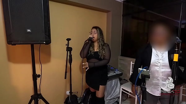 Se levanta a una cantante de cumbia y se la lleva directo a su cama