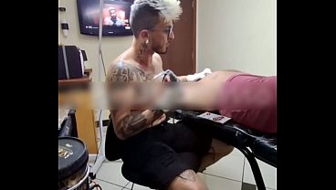 Taxista gemeu na primeira tatuagem e se entregou por completo na maca video thumbnail
