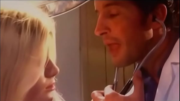 Doutor diagnosticando mais de perto 