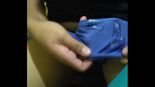 Tocandome solo en trusas