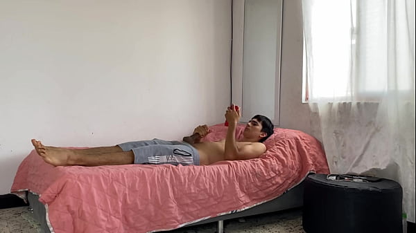 Nonton Mi Hermanastro Entra A Mi Cuarto Por Su Toalla Y Termino Encima De &eacute;l thumbnail