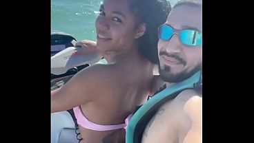 Novinha Brasileira deliciosa da perdido no corno manso e vai fuder com o instrutor de jetski no mar longe de marido corno