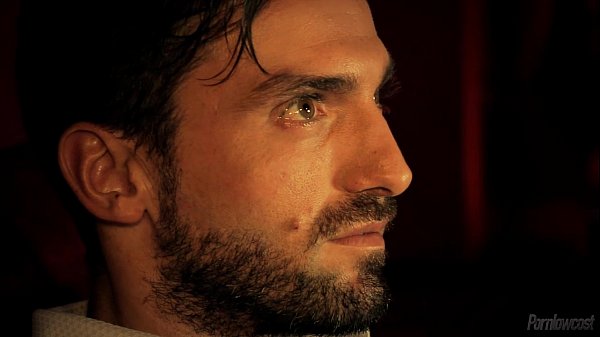 Play MP4 - Rebecca stucked on the pole