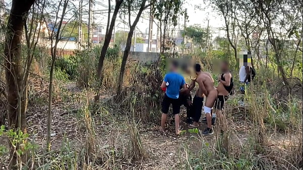 Play MP4 - SEGURAN&Ccedil;A PARTICIPOU DA FUDE&Ccedil;&Atilde;O NO MATO &period; METEU NO P&Ecirc;LO E FUDEU GOSTOSO NESSA SURUBA