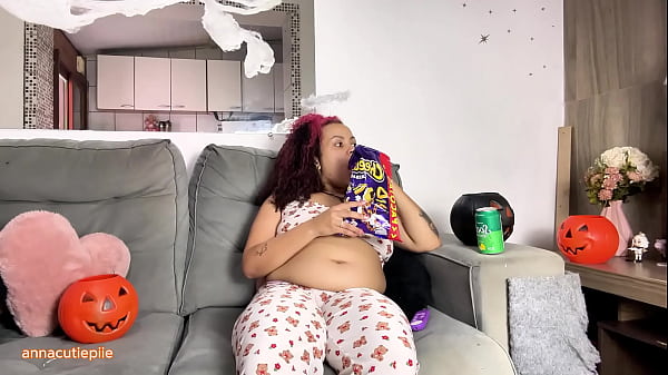 Nonton Gassy Bbw Halloween Movie Night With Farting And Burping thumbnail