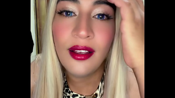 Una linda gata transexual sacando leche de pene rico 