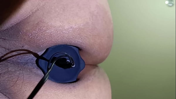 Se ve muy rico c&oacute;mo con la electricidad mi culo se contrae y se mete m&aacute;s el dildo 