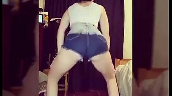 Laly porreta bailando mostrando el culo